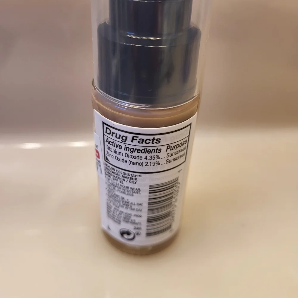 Revlon Colorstay longwear Foundation 220 SPF 15 Natural Beige New 1 oz‎